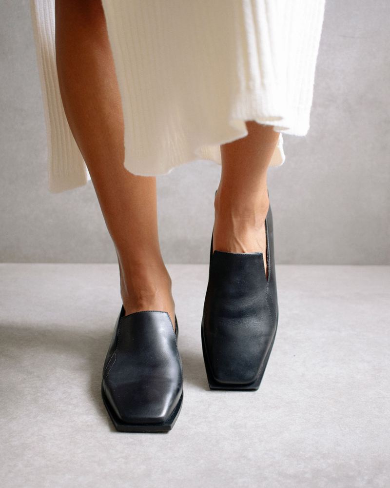 Black Alohas Kaizen Leather Women's Mules | VHBFG5287