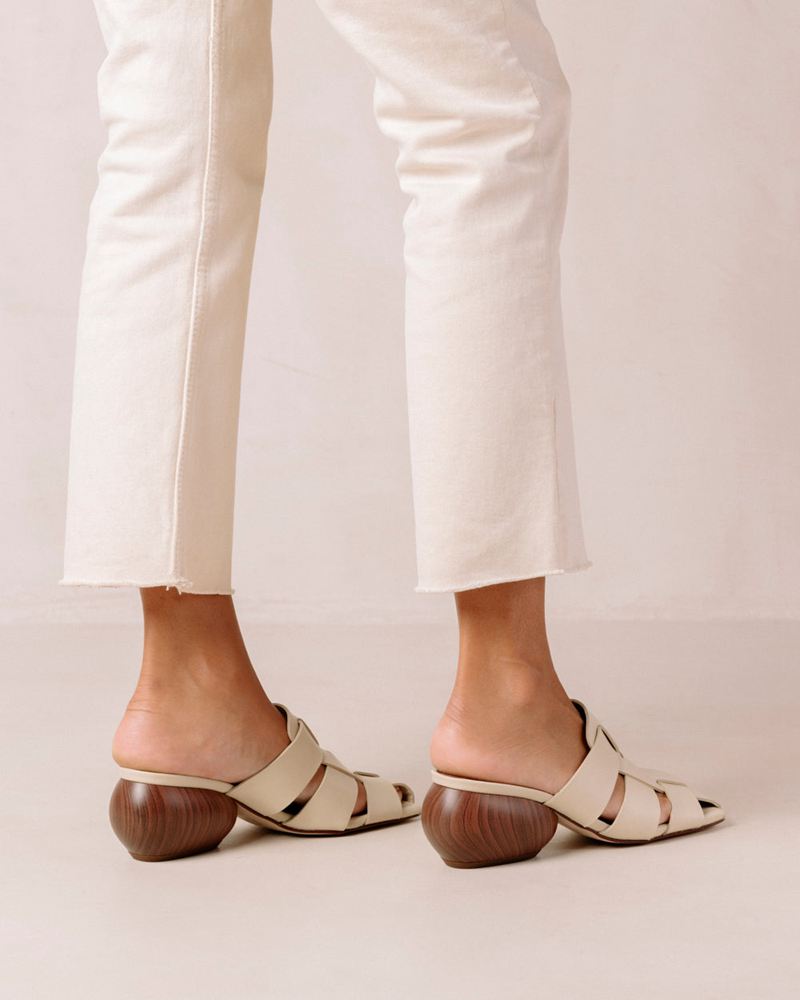 Cream Alohas Ruby Leather Women's Mules | LCUFZ3926