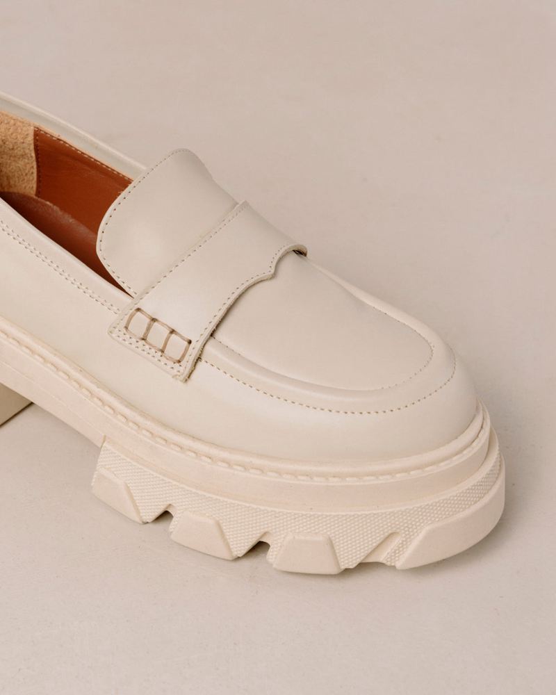 White Alohas Trailblazer Leather Women's Loafers | AKVQL6748