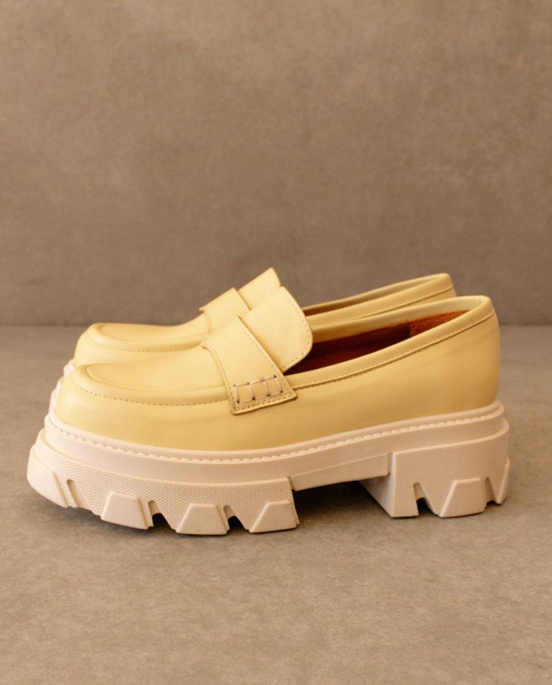 Yellow Alohas Trailblazer Leather Women's Loafers | TRILK2301